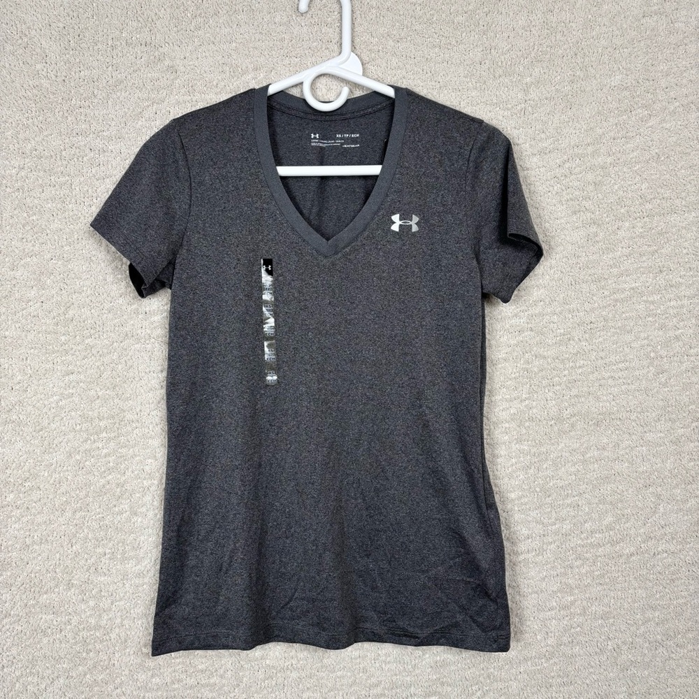 Under‎ Armour Top Womens XS Gray Short Sleeve Loose Fit V Neck T-shirt